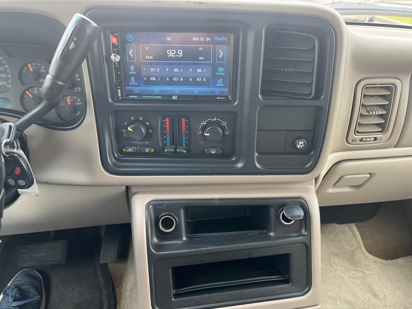 2006 SILVER /gray Chevrolet Tahoe 4WD (1GNEK13T76R) with an 5.3L V8 OHV 16V engine, 4-Speed Automatic Overdrive transmission, located at 14700 Tomball Parkway 249, Houston, TX, 77086, (281) 444-2200, 29.928619, -95.504074 - Photo#14